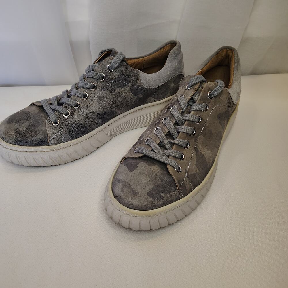 Womens Sofft Sneakers Size 9.5 Gray Camo Leather Lace Up Casual Comfort shoes
